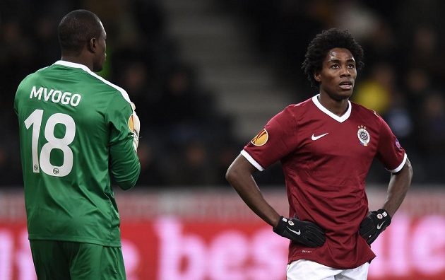 Tiémoko Konaté ze Sparty Praha po neproměněné šanci během utkání základní skupiny Evropské ligy. Vlevo je brankář Young Boys Yvon Mvogo.