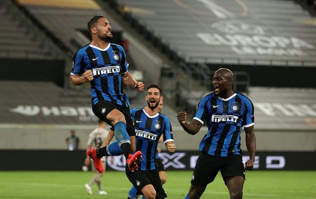 Danilo D'Ambrosio (vlevo) oslavuje se spoluhráči z Interu Milán poté, co vstřelil druhý gól semifinálové partie Evropské ligy se Šachtarem Doněck.