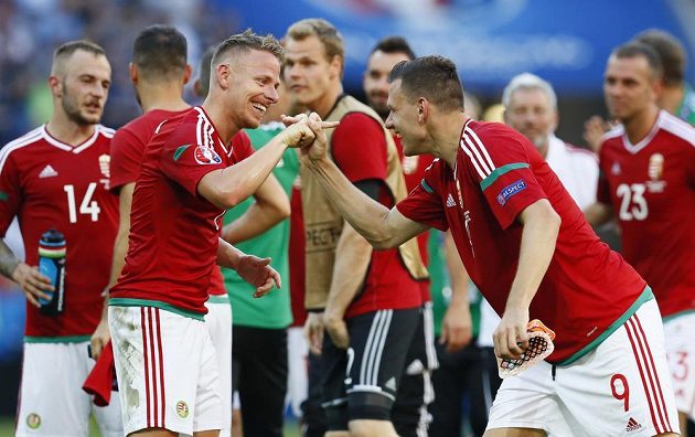 Dva nejlepší hráči Maďarska v utkání s Portugalskem - vlevo Balázs Dzsudzsák a s ním Adam Szalai.