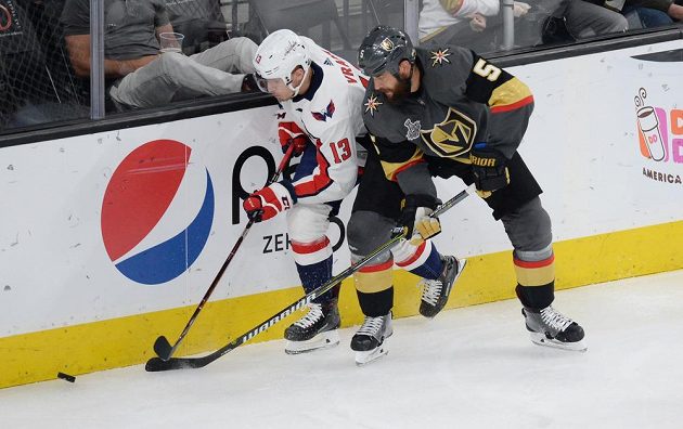 Český hokejista Jakub Vrána (13) z Washingtonu a Deryk Engelland (5) z Vegas během rozhodujícího finále Stanley Cupu.