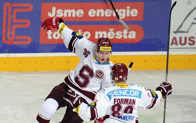 Sparťanský obránce Jakub Krejčík slaví společně s útočníkem Miroslavem Formanem vyrovnávací gól proti Vítkovicím.