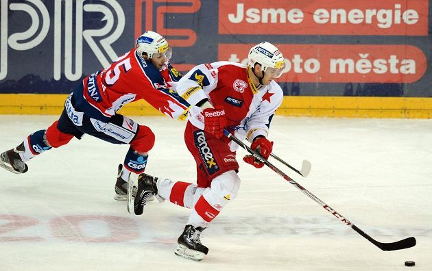Lukáš Nahodil z Pardubic (vlevo) a Kyle Wharton ze Slavie během utkání předkola play off extraligy.