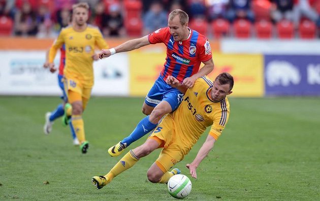 Plzeňský záložník Daniel Kolář a Jiří Krejčík z Jihlavy (vpravo) v utkání 24. kola Gambrinus ligy.