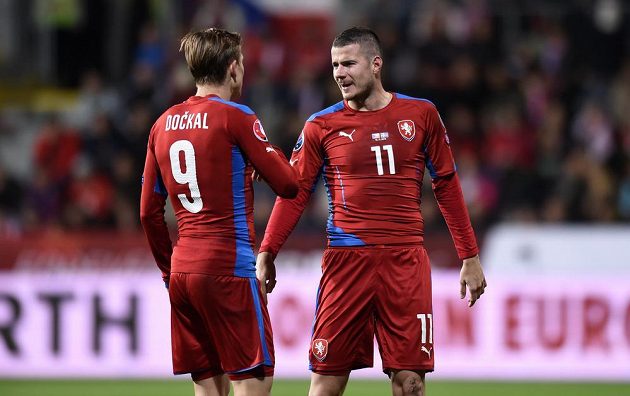 Bořek Dočkal a Daniel Pudil (vpravo) během utkání kvalifikace ME 2016 proti Islandu.