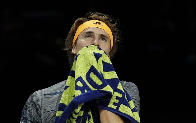 Německý tenista Alexander Zverev a jeho zklamaný pohled po utkání na Turnaji mistrů.