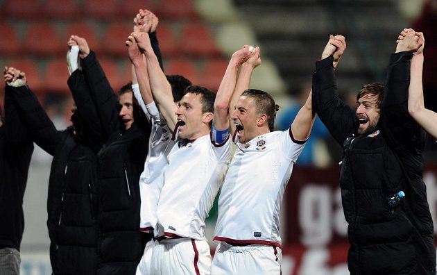 Fotbalisté Sparty David Lafata a Lukáš Vácha oslavují vítězství po utkání 20. kola Gambrinus ligy v Příbrami.