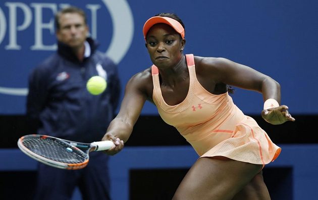 Americká tenistka Sloane Stephens returnuje během finále US Open, kde porazila krajanku Madison Keysovou ve dvou setech.