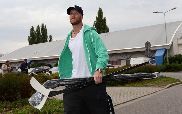 Útočník Jiří Novotný přichází na sraz hokejové reprezentace před Českými hokejovými hrami v Pardubicích.