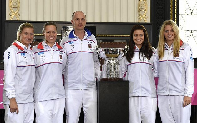 Český fedcupový tým (zleva): Andrea Hlaváčková, Lucie Hradecká, kapitán Petr Pála, Lucie Šáfářová a Petra Kvitová během losování finále Fed Cupu na Staroměstské radnici v Praze.