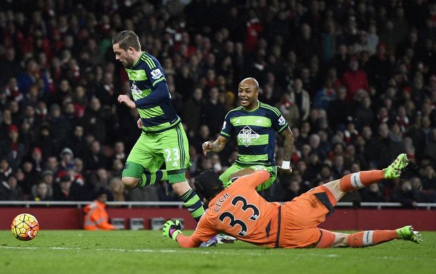 Gylfi Sigurdsson ze Swansea se snaží překonat Petra Čecha v bráně Arsenalu. Přihlíží Andre Ayew.