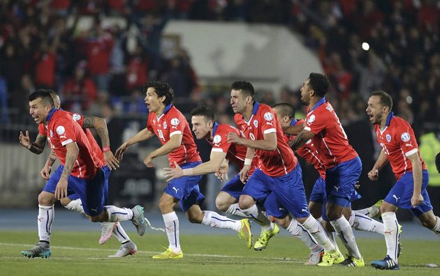 Alexis Sánches právě proměnil penaltu, fotbalisté Chile se radují z historicky prvního vítězství na Copa América.