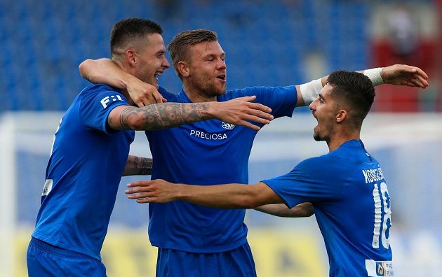 Zleva Roman Potočný, Radim Breite a Martin Koscelník z Liberce se radují z vítězného gólu proti Ostravě.