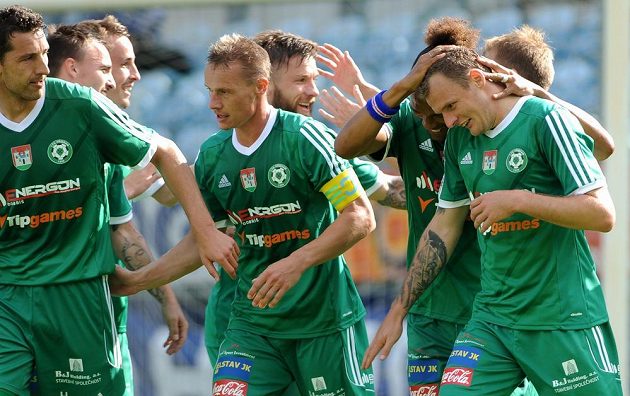 Obránci Příbrami Tomáš Hájovský a Tomáš Zápotočný a útočník Jakub Řezníček (vpředu zleva) se radují z gólu.
