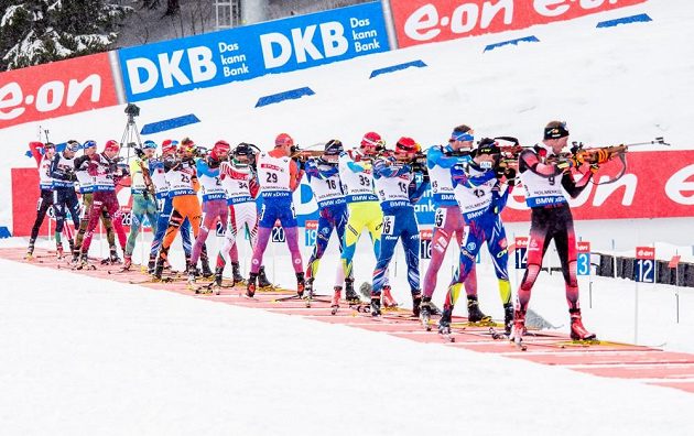 Biatlonisté střílí během stíhacího závodu mužů na 10 km na MS v Oslu.