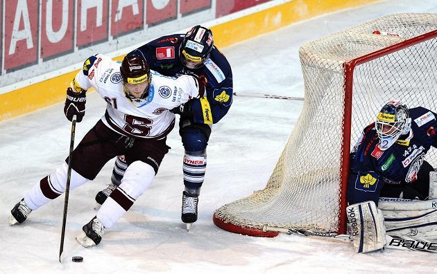 Lukáš Klimek ze Sparty (vlevo) a liberecký brankář Marcel Melicharčík během utkání 43. kola Tipsport extraligy.