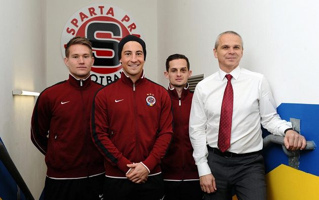 Fotbalisté Sparty Praha Tomáš Vaclík (vlevo), Lukáš Vácha, Mario Holek a trenér Vítězslav Lavička v tunelu letenského stadiónu.