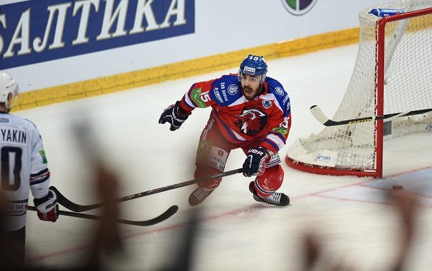 Útočník Lva Praha Justin Azevedo oslavuje rozhodující gól třetího finále KHL proti Magnitogorsku.