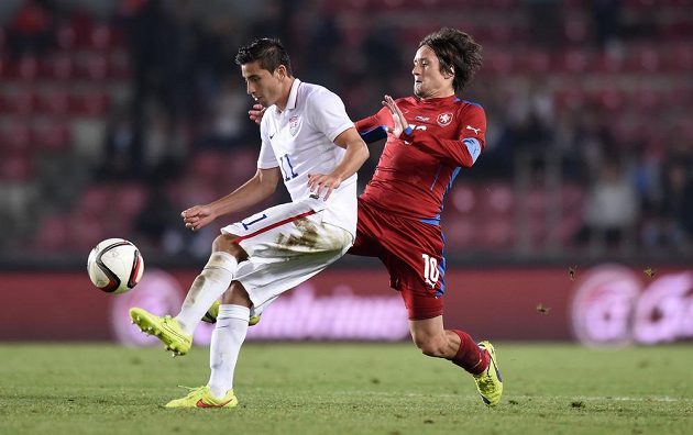 Kapitán české reprezentace Tomáš Rosický (vpravo) se snaží vypíchnout míč Alejandru Bedoyovi z USA.