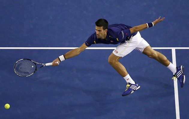 Srbský tenista Novak Djokovič nedosahuje na míček ve finále mužské dvouhry na letošním Australian Open.