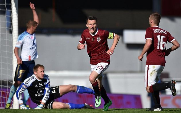 Kapitán Sparty David Lafata (druhý zprava) slaví gól proti Olomouci. Vpravo je obránce Pražanů Pavel Kadeřábek.