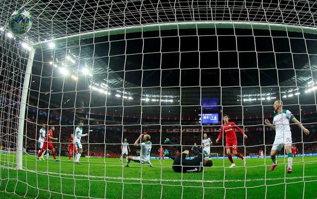 Benedikt Höwedes (5) z Lokomotivu Moskva se chytá za hlavu, právě si v utkání s Leverkusenem dal vlastní gól.