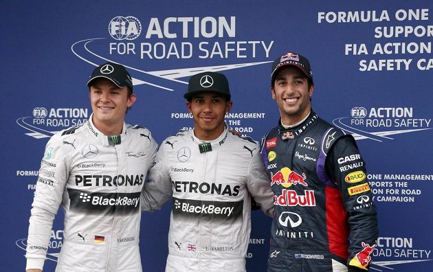 Elitní trojka kvalifikace na premiérový závod sezóny formule 1 v australském Melbourne - vítěz Lewis Hamilton (uprostřed) a třetí Nico Rosberg (vlevo) ze stáje Mercedes a úspěšný premiant v kokpitu red bullu Daniel Ricciardo, který si vyjel druhé místo na startovním roštu.