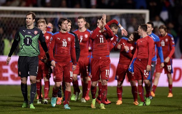 Fotbalisté české reprezentace (zleva): Petr Čech, Tomáš Rosický a Daniel Pudil po kvalifikačním utkání proti Islandu.