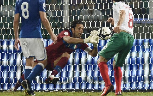 Brankář italské reprezentace Gianluigi Buffon při jednom ze svých zákroků ve vítězném kvalifikačním utkání s Bulharskem.