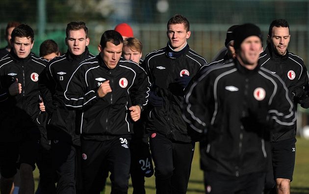 Nová posila Slavie Praha útočník Tomáš Necid (čtvrtý zprava) během prvního tréninku zimní přípravy v Praze.
