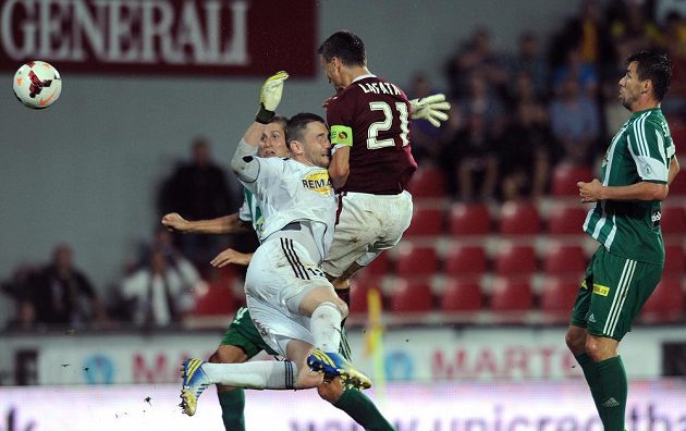 Útočník pražské Sparty David Lafata střílí vítězný gól v utkání s Bohemians 1905.