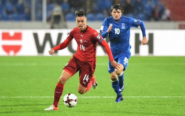 Český reprezentant Václav Kadlec (vlevo) a Ruslan Gurbanov z Ázerbájdžánu během kvalifikačního duelu v Ostravě.