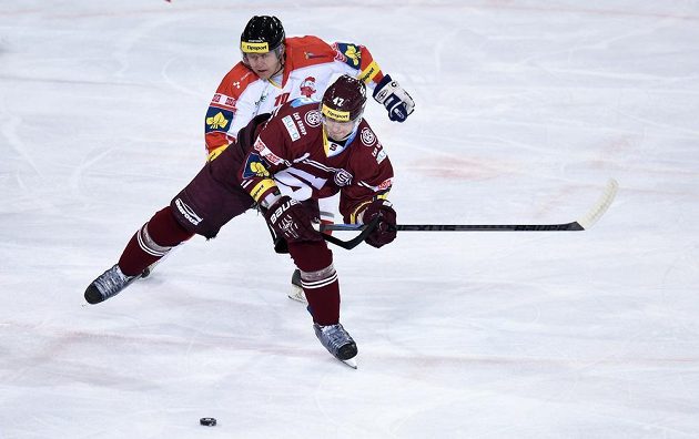 Olomoucký útočník Pavel Patera (vzadu) a sparťanský forvard Jan Buchtele v utkání 7. kola Tipsport extraligy.