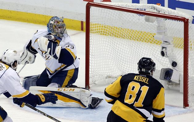 Brankář Nashvillu Pekka Rinne (35) dostává gól od Jevgenije Malkina (není na snímku) z Pittsburghu.