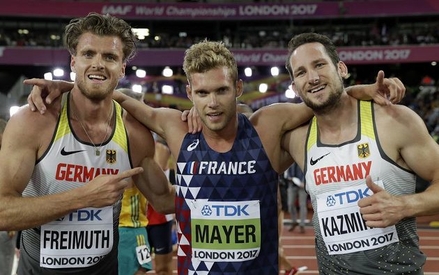 Francouzský vítěz desetiboje Kevin Mayer (uprostřed), vlevo druhý Němec Rico Freimuth a vpravo jeho krajan, bronzový Kai Kazmirek.