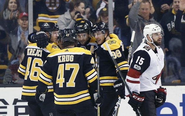 Radost hokejistů Boston Bruins. David Krejčí oslavuje svůj gól, gratulují mu spoluhráči Torey Krug (47), David Pastrňák (88) a Patrice Bergeron (37).