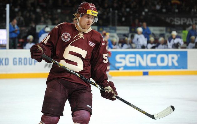 Sparťanský obránce Jan Švrček v utkání 29. kola Tipsport extraligy proti Plzni.