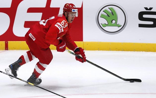 Ruský hokejista Jevgenij Dadonov v akci během utkání mistrovství světa.