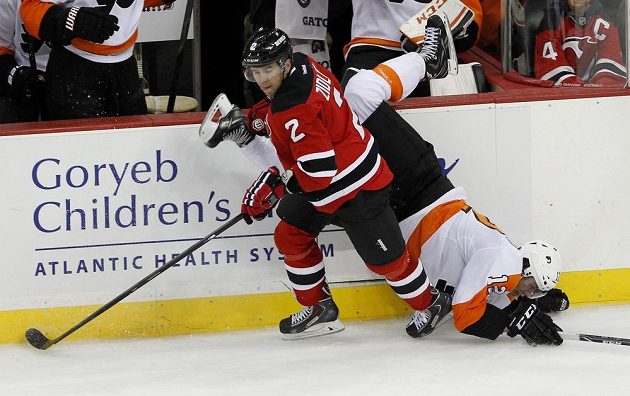 Ani Židlický (vlevo) v utkání proti Philadelphii nepomohl New Jersey ke gólu.