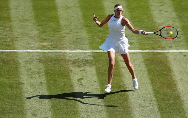 Petra Kvitová na podání v zápase 1. kola Wimbledonu s Běloruskou Sasnovičovou