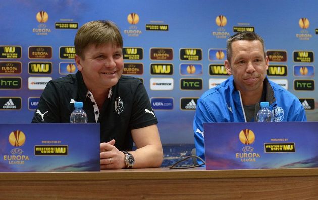 Dušan Uhrin ml. (vlevo) bude podobně jako jeho předchůdce Pavel Vrba spoléhat na zkušeného Pavla Horvátha. Kouč s trenérem na tiskové konferenci před zápasem s Doněckem.