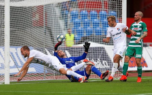 Druhý gól Baníku. Zleva Martin Šindelář z Ostravy, brankář Bohemians Roman Valeš, Nemanja Kuzmanovič z Ostravy a David Bartek z Bohemians.