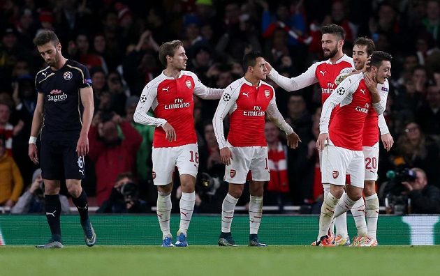 Mesut Özil (vpravo) z Arsenalu jásá se spoluhráči po gólu, kterým otevřel skóre proti Dinamu Záhřeb v LM.