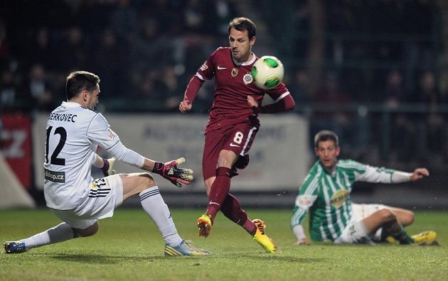 Záložník Sparty Praha Marek Matějovský (uprostřed) a brankář Bohemians Martin Berkovec během utkání 18. kola Gambrinus ligy.