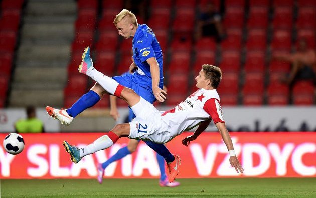 Obránce Baníku Ostrava Michal Frydrych (vzadu) a slávistický útočník Milan Škoda během utkání 2. kola Synot ligy.