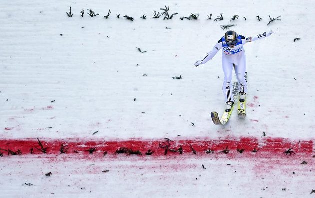 Roman Koudelka na doskoku individálního závodu Světového poháru v německém Klingenthalu.