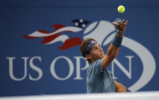 Rafael Nadal ze Španělska podává ve finále US Open proti Novaku Djokovičovi ze Srbska.