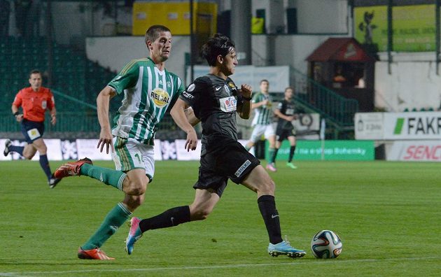 Ruslan Mingazov z Jablonce (vpravo) uniká obránci Bohemians 1905 Michalu Šmídovi.