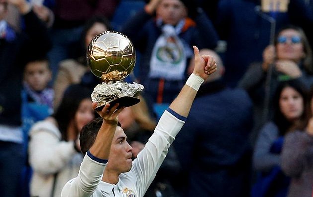 Cristiano Ronaldo děkuje fanouškům a ukazuje zlatý míč před utkáním s Granadou.