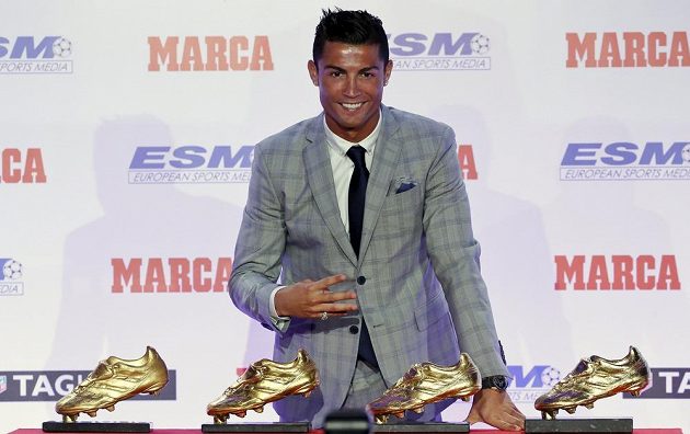Už mám čtyři! Cristiano Ronaldo se může pyšnit další Zlatou kopačkou, tentokrát za sezónu 2014/15.