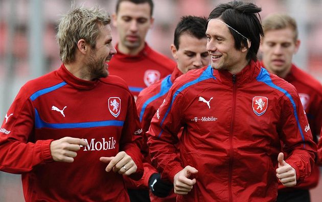 Tomáš Hübschman (vlevo) a Tomáš Rosický během tréninku české fotbalové reprezentace před utkáním s Norskem.